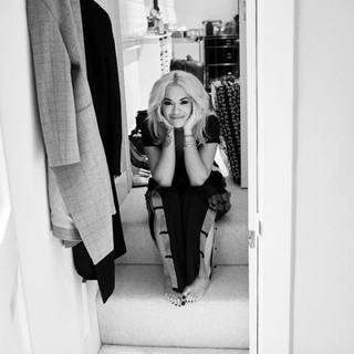 Rita Ora feet photo thumbnail