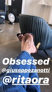 Rita Ora feet photo thumbnail