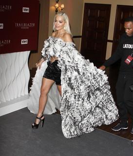 Rita Ora feet photo thumbnail