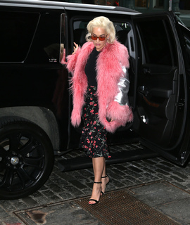 Rita Ora feet photo thumbnail