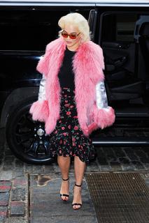 Rita Ora feet photo thumbnail