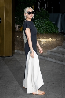 Rita Ora feet photo thumbnail