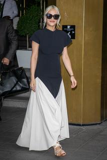 Rita Ora feet photo thumbnail