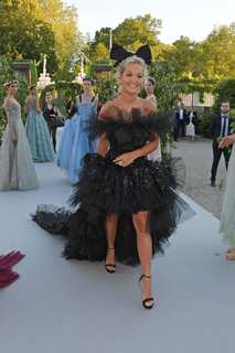 Rita Ora feet photo thumbnail