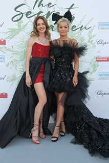 Rita Ora feet photo thumbnail