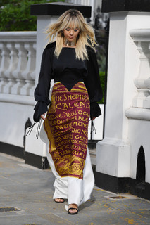 Rita Ora feet photo thumbnail