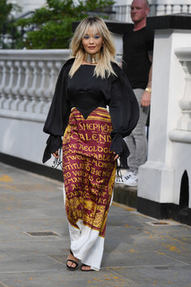 Rita Ora feet photo thumbnail