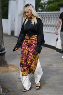 Rita Ora feet photo thumbnail