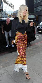 Rita Ora feet photo thumbnail