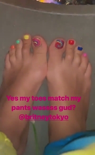 Rita Ora feet photo thumbnail