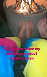 Rita Ora feet photo thumbnail