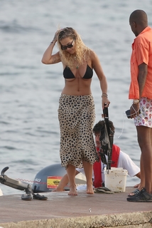 Rita Ora feet photo thumbnail