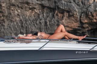 Rita Ora feet photo thumbnail
