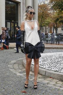 Rita Ora feet photo thumbnail