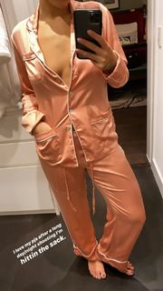 Rita Ora feet photo thumbnail