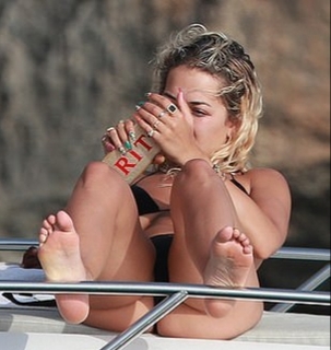 Rita Ora feet photo thumbnail