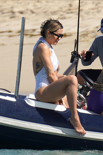 Rita Ora feet photo thumbnail