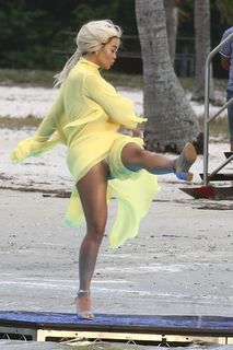 Rita Ora feet photo thumbnail