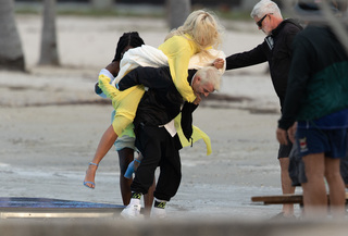 Rita Ora feet photo thumbnail