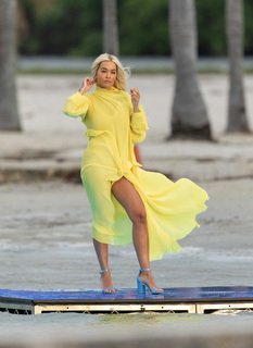 Rita Ora feet photo thumbnail