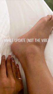 Rita Ora feet photo thumbnail