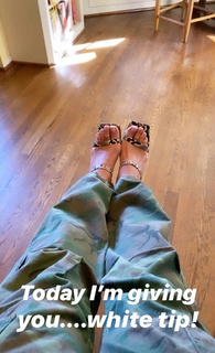 Rita Ora feet photo thumbnail