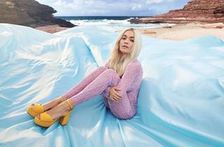 Rita Ora feet photo thumbnail