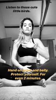 Rita Ora feet photo thumbnail