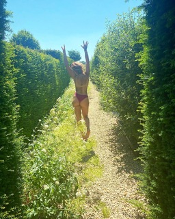 Rita Ora feet photo thumbnail