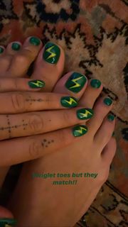 Rita Ora feet photo thumbnail