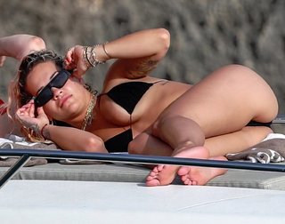 Rita Ora feet photo thumbnail