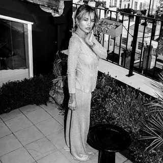 Rita Ora feet photo thumbnail