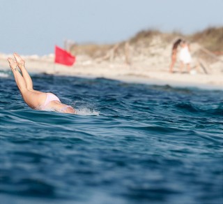 Rita Ora feet photo thumbnail