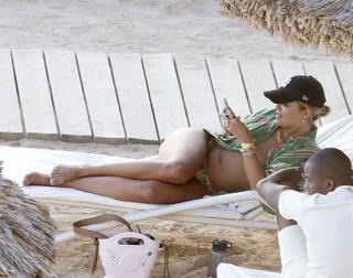 Rita Ora feet photo thumbnail