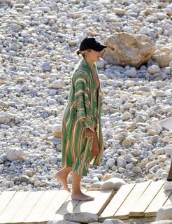 Rita Ora feet photo thumbnail