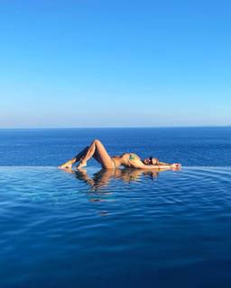 Rita Ora feet photo thumbnail