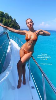 Rita Ora feet photo thumbnail
