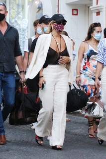 Rita Ora feet photo thumbnail