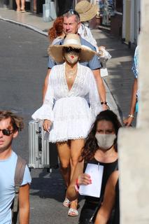 Rita Ora feet photo thumbnail