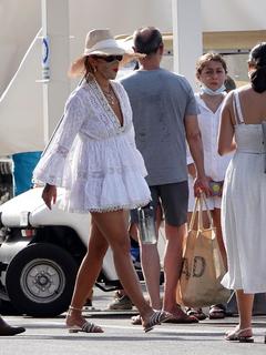 Rita Ora feet photo thumbnail