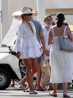 Rita Ora feet photo thumbnail