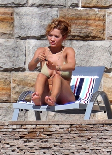 Rita Ora feet photo thumbnail