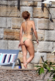 Rita Ora feet photo thumbnail