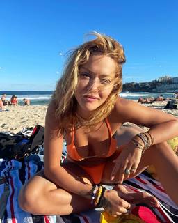 Rita Ora feet photo thumbnail