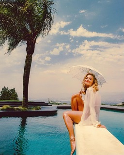 Rita Ora feet photo thumbnail
