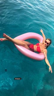 Rita Ora feet photo thumbnail