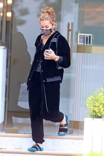 Rita Ora feet photo thumbnail
