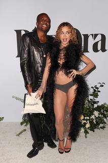 Rita Ora feet photo thumbnail