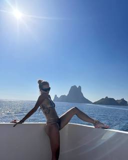 Rita Ora feet photo thumbnail