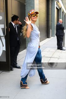 Rita Ora feet photo thumbnail